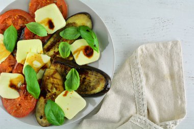 Izgara patlıcan, domates ve Mozzarella Salatası.