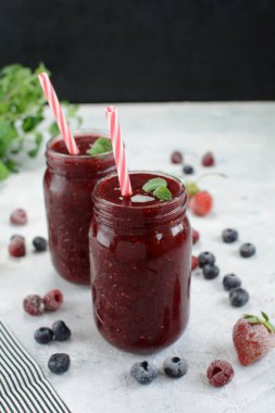 Vegan Karışık Meyve Smoothie ile Taze Nane Şekeri