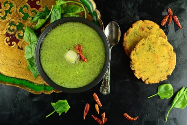 Makki Ki Roti ve Sarson Ka Saag arka planda, kapatın.