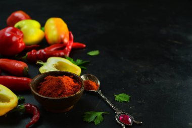 Biberler ve Baharatlar masa arkasında, kapatın.