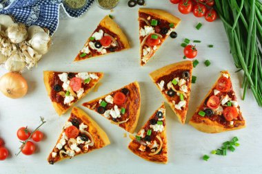 Arka planda ev yapımı Yunan Pizzası, kapat