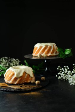 Beyaz Vanilya Cilalı Bayram Kekleri