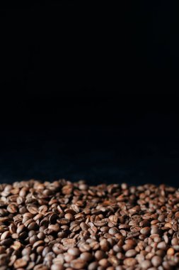 Siyah Arkaplanda Taze Kızarmış Kahve Fasulyesi