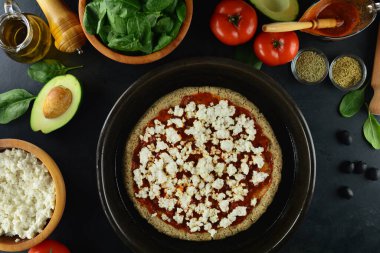 Ispanaklı, Avokado ve zeytinli Karabuğday Kabuklu Pizza.