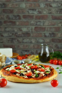 Arka planda ev yapımı Yunan Pizzası, kapat