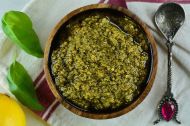 Arka planda ev yapımı yeşil fesleğen sosu, yakın plan.