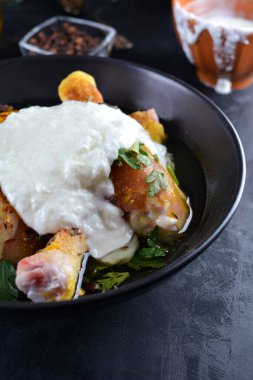 Mattha ile tavuk biryani - adım adım hazırlık fotoğrafları ve son yemeğin ve geleneksel Mattha 'nın fotoğrafı.