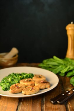 Dana madalyonu ve kızarmış ıspanak.