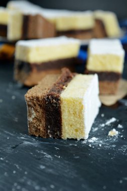 Arka planda Üçlü Katmanlı Brownie 'ler, kapatın.