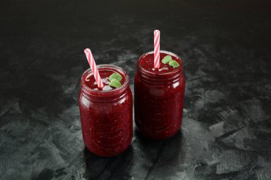 Vegan Karışık Meyve Smoothie ile Taze Nane Şekeri