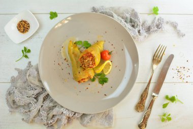 Arkaplanda geleneksel Türk Doldurulmuş Biberleri, yakın plan