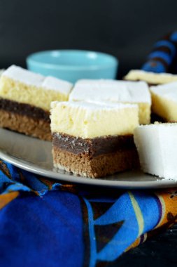 Arka planda Üçlü Katmanlı Brownie 'ler, kapatın.