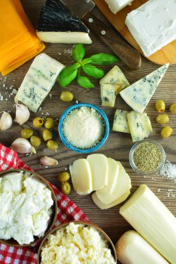 Çeşit çeşit peynir, yiyecek ve içecek.