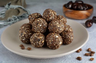 Yulaf ve Tarihli Mocha Enerji Topları