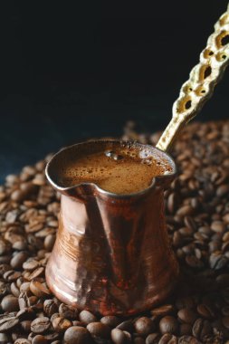 Geleneksel olarak Siyah Arkaplanda Türk Kahvesi