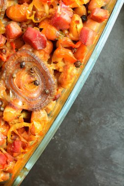 Arka planda Chorizo sosisli fırında fasulye, kapat.