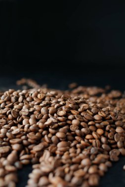 Siyah Arkaplanda Taze Kızarmış Kahve Fasulyesi