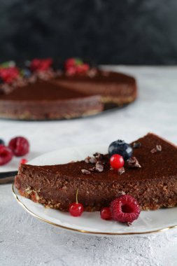 Çiğ, şekersiz vejetaryen peynirli kek ceviz kabuğu, çiğ kakao ve kaju dolgulu.