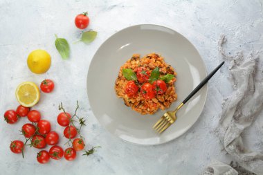 Kiraz domatesli ve fesleğenli deniz mahsullü risotto.