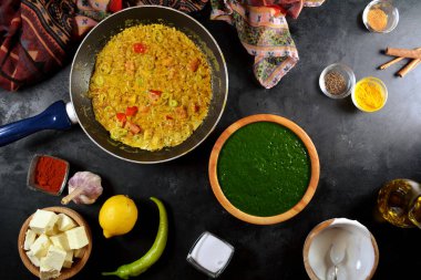 Malzemeleri arka planda olan geleneksel Palak Paneer, kapat