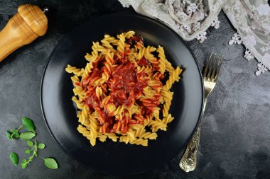 Arka planda domates soslu Fusilli Makarna, kapat.