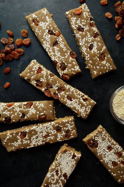 Kuru üzümlü susam Sağlıklı Protein Çubukları arka planda, kapat