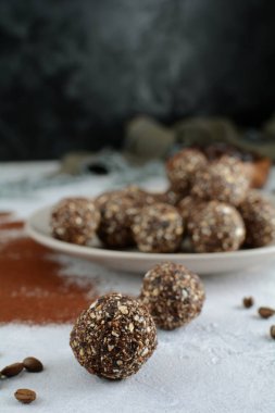 Yulaf ve Tarihli Mocha Enerji Topları