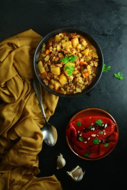 Arka planda ev yapımı et güveci, kapat