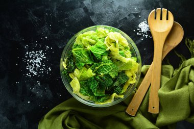 Arka planda buğulanmış Kale Salatası, yakın plan.