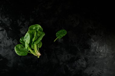 Siyah Arkaplanda Taze Ispanak