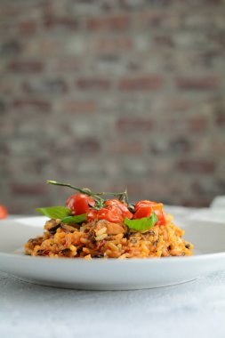 Kiraz domatesli ve fesleğenli deniz mahsullü risotto.