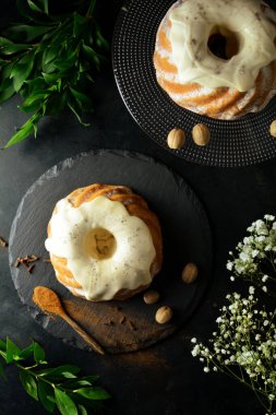 Beyaz Vanilya Cilalı Bayram Kekleri