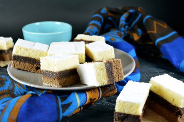 Arka planda Üçlü Katmanlı Brownie 'ler, kapatın.