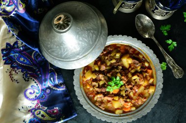 Arka planda ev yapımı et güveci, kapat