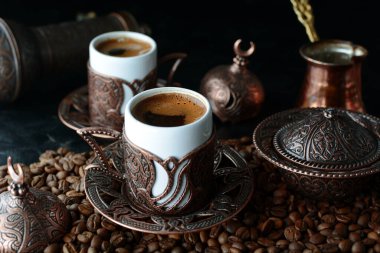 Geleneksel olarak Siyah Arkaplanda Türk Kahvesi