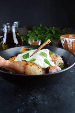 Mattha ile tavuk biryani - adım adım hazırlık fotoğrafları ve son yemeğin ve geleneksel Mattha 'nın fotoğrafı.