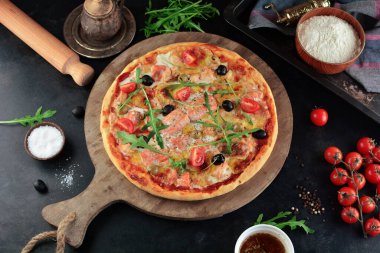Zeytinyağı, kiraz domatesli, Mozzarella ve Arugula soslu lezzetli somon pizzası.