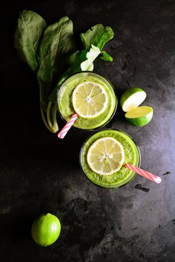 Arka planda taze ıspanaklı içecekler, kapatın.