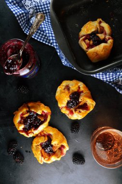 Mini Ev Yapımı Galette Taze Böğürtlen ve Reçelli