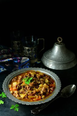 Arka planda ev yapımı et güveci, kapat