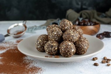 Yulaf ve Tarihli Mocha Enerji Topları