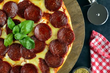 Şekersiz Keto Pizza soslu düşük karbonhidratlı diyet Pepperoni pizza ve klasik pizza yerine düşük karbonhidratlı Mozzarella keto diyet tortilla.