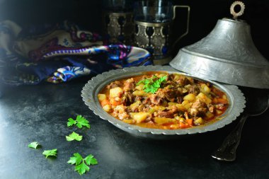 Arka planda ev yapımı et güveci, kapat