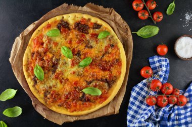 Arka planda lezzetli Sloppy Pizza, yakın plan.