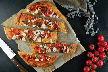Arka planda Pita Ekmek Pizzası, kapat