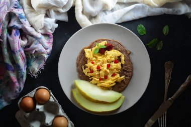 Kızılcıklı omlet ve düşük karbonhidratlı krep.