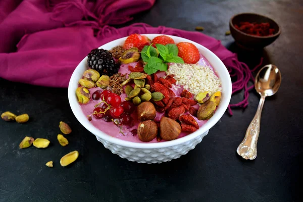 Arka planda Acai kahvaltı kasesi, kapat.