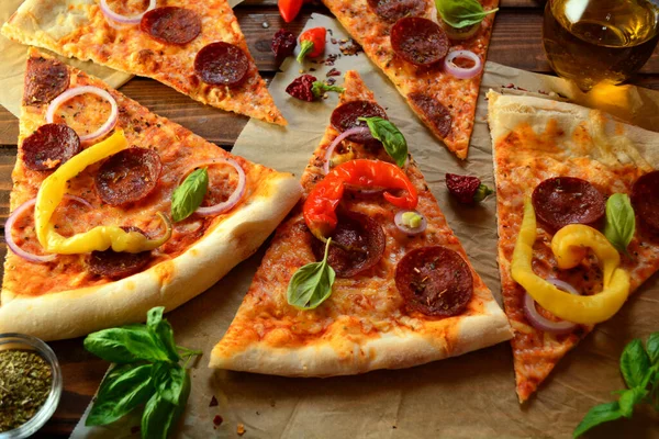 Arka planda lezzetli biberli pizza, yakın plan.