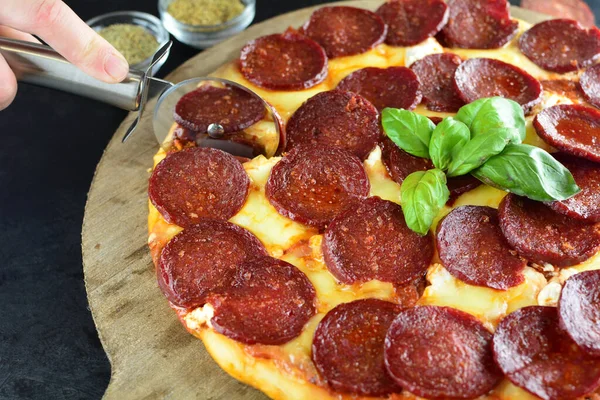 Şekersiz Keto Pizza soslu düşük karbonhidratlı diyet Pepperoni pizza ve klasik pizza yerine düşük karbonhidratlı Mozzarella keto diyet tortilla.