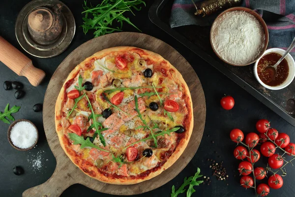 Zeytinyağı, kiraz domatesli, Mozzarella ve Arugula soslu lezzetli somon pizzası.